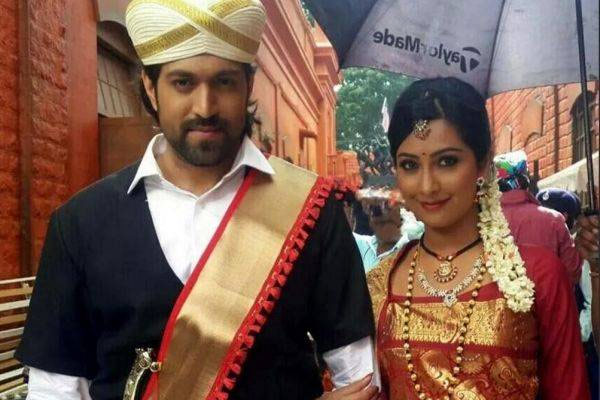 yash radhika pandit,yash and radhika pandit engagement,kannada film stars  ఎట్టకేలకు ఈ జంట ఒక్కటవుతున్నారు..!